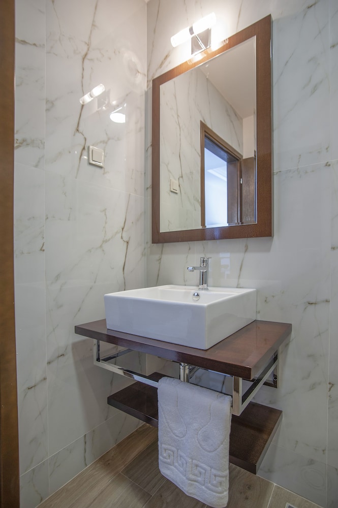 HOTEL TWELVE by Aycon 50/58