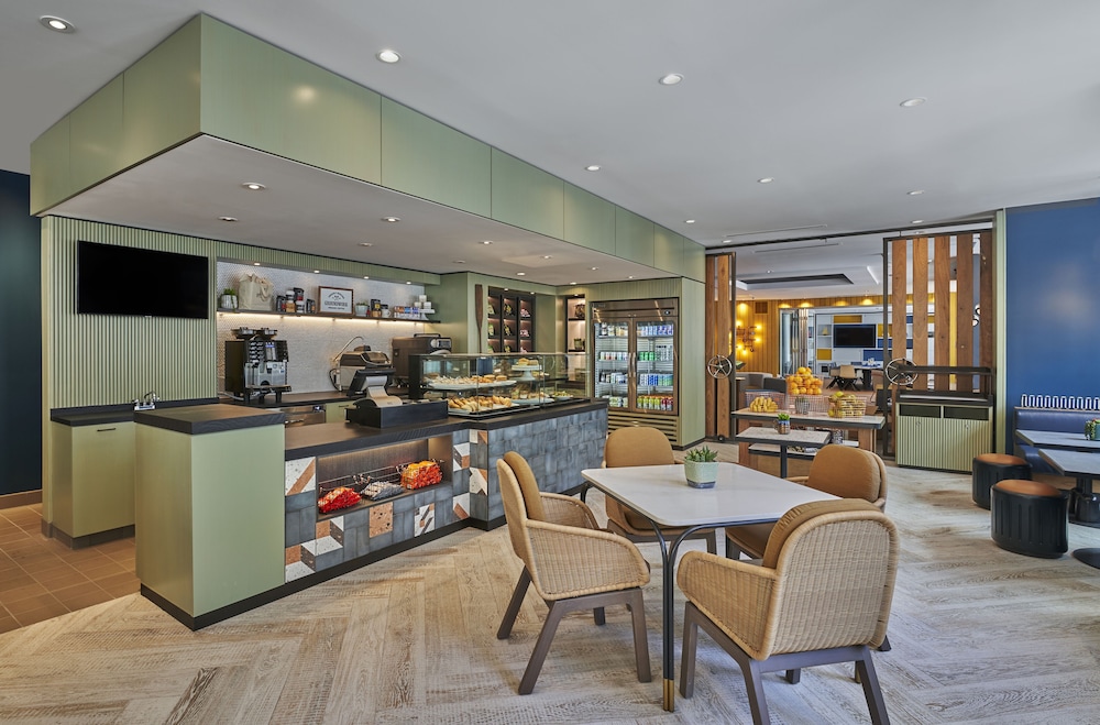 Hyatt Centric the Pike Long Beach 44/59