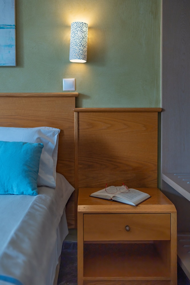 Minos Hotel 10/50