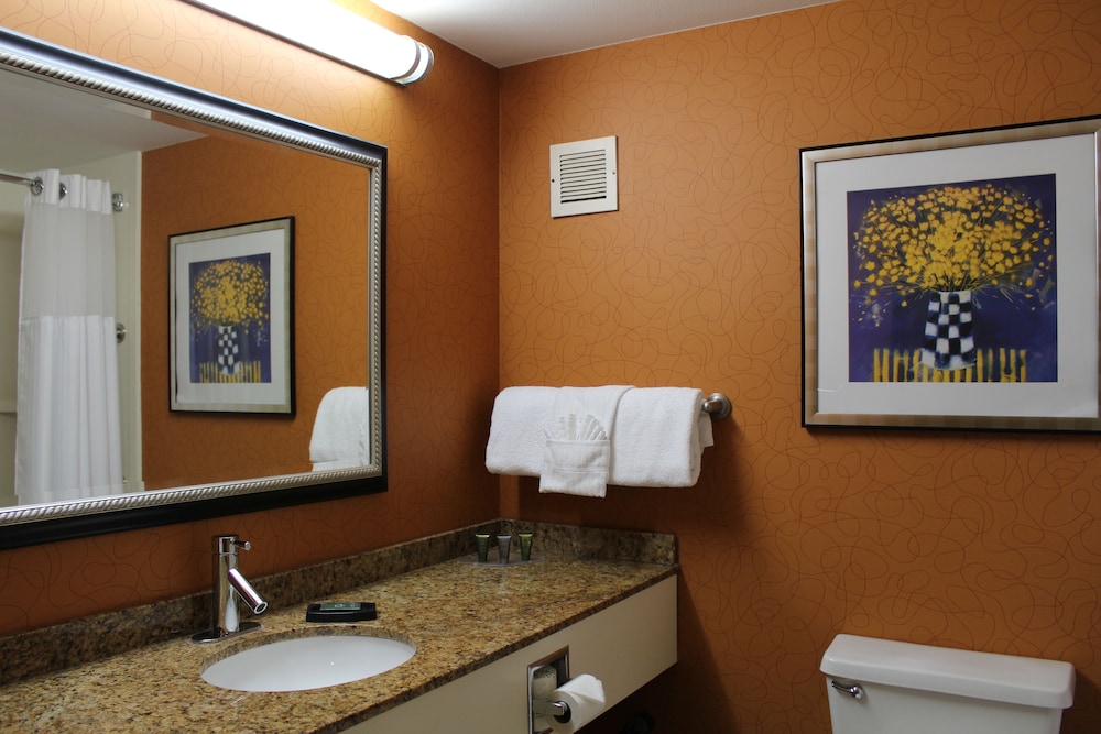 Best Western Plus Fresno Airport Hotel 38/68