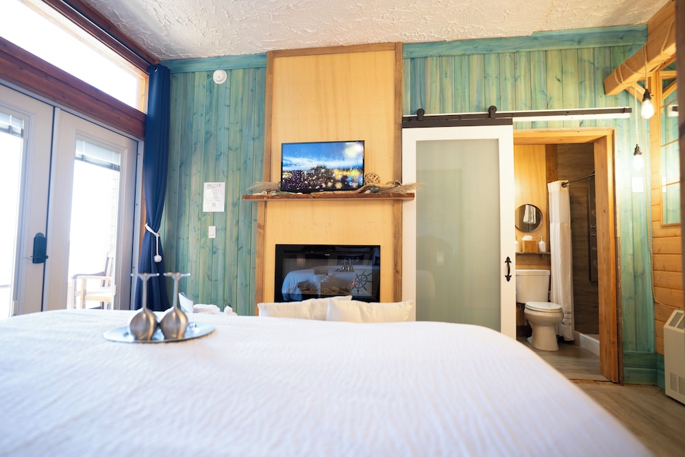 Superior, Studio, Suite, King Bed, Ocean Front