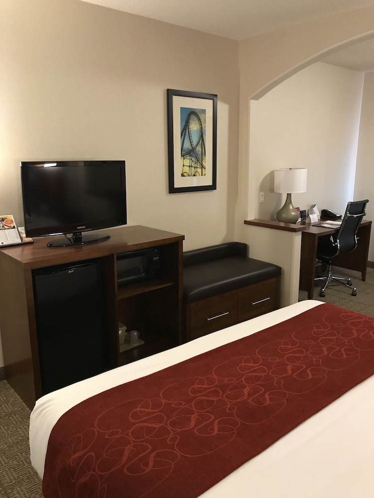 Comfort Suites Near Six Flags Magic Mountain 14/30