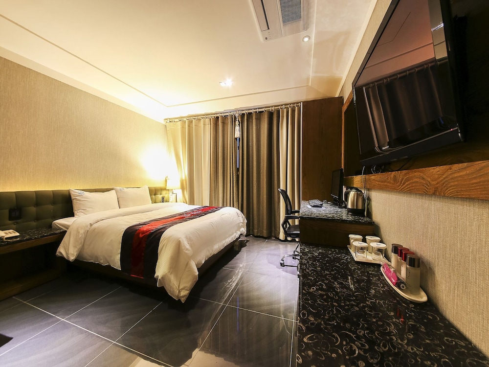 Zenith Hotel 18/63