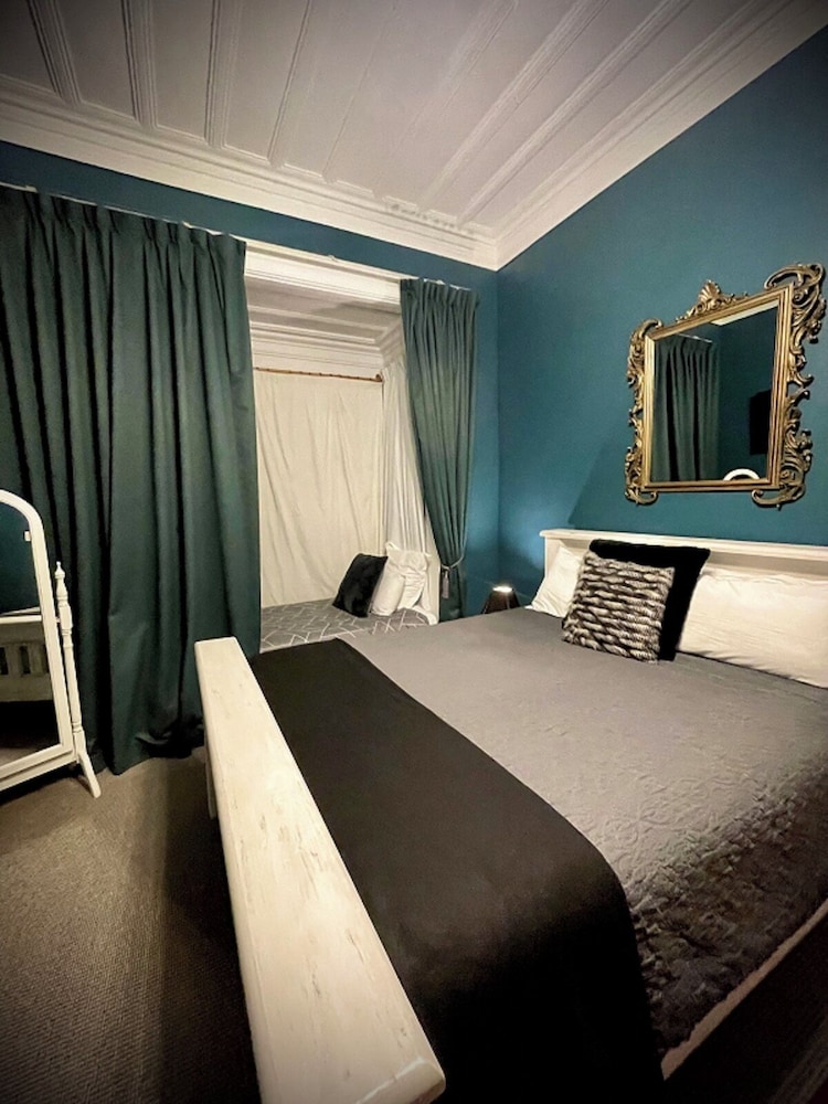 EXECUTIVE, STUDIO, SUITE