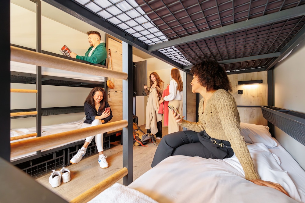MIXED DORM, 8 BEDS