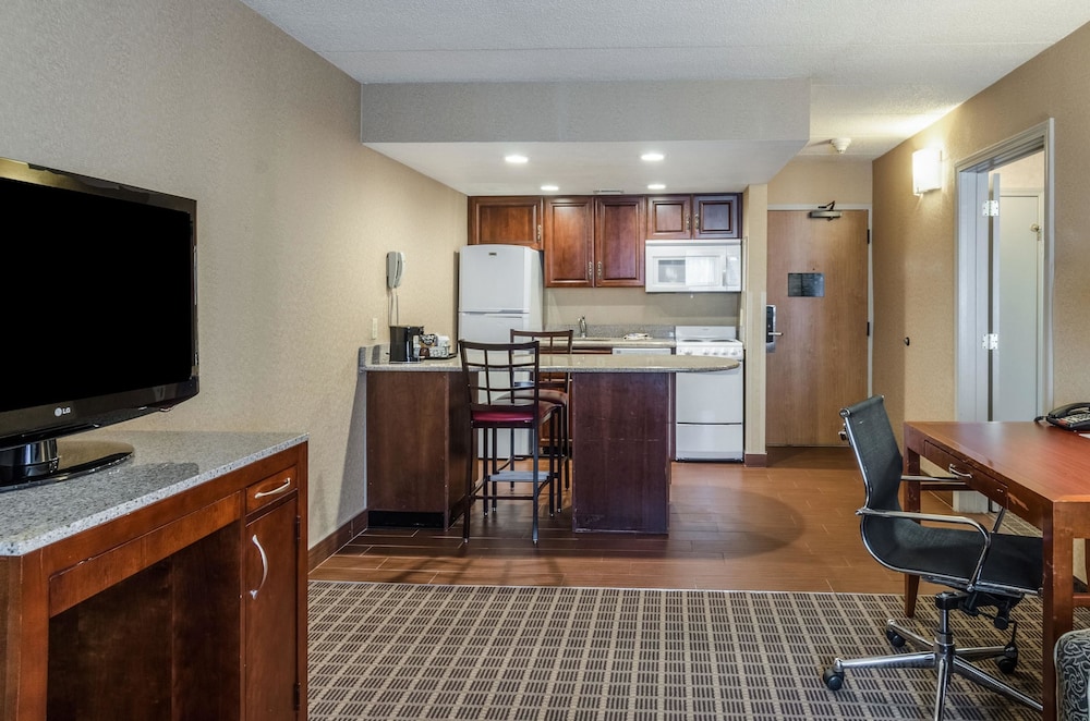 Comfort Inn & Suites West Springfield, MA 34/35