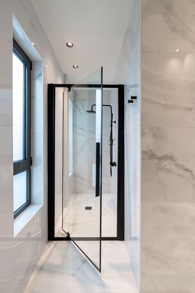 جناح بسرير كينج مع أريكة، Woo Suites 2/3