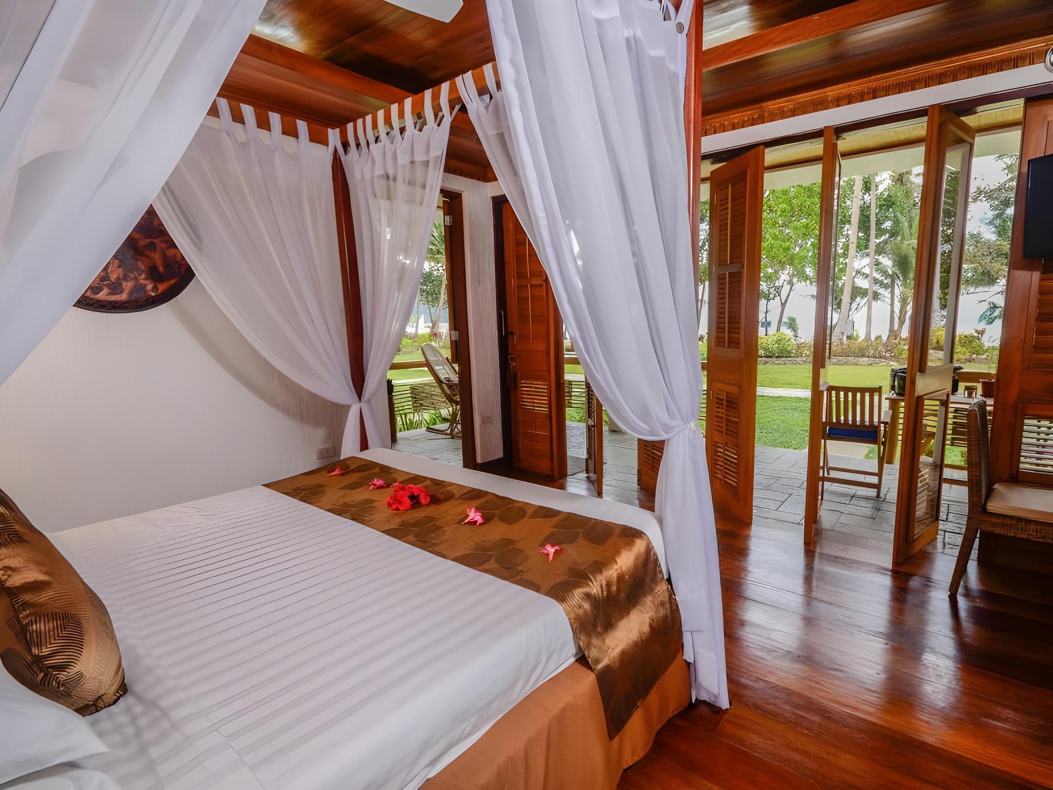 3 Bedrooms, Suite, 2 King Beds, Beach Front, Balcony