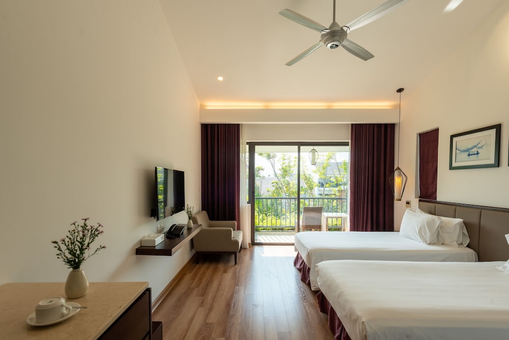 SENIOR, TWIN BEDS, HOT TUB