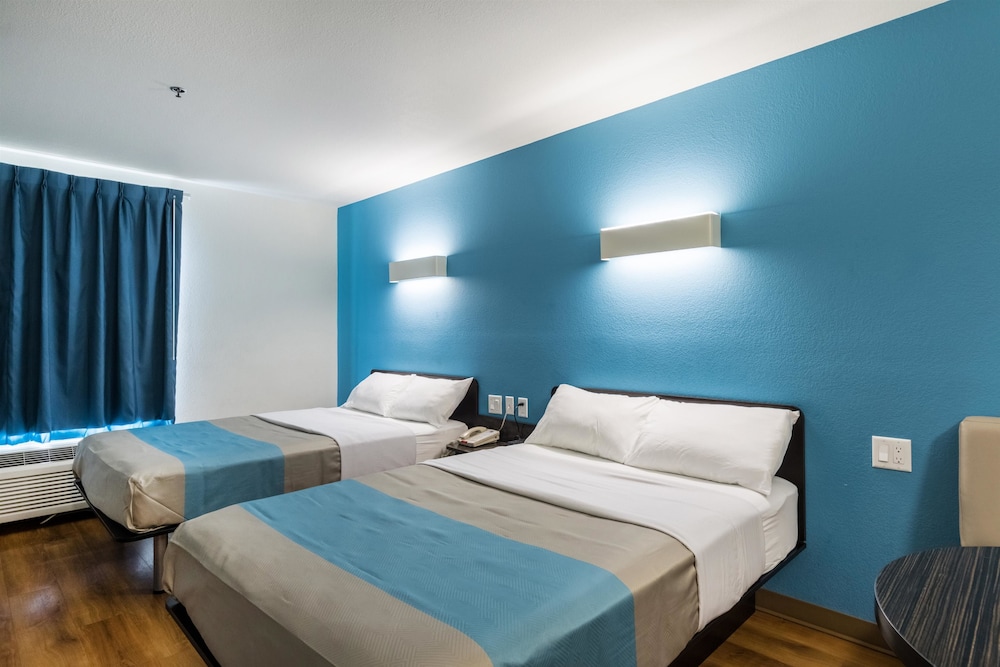 Motel6 Laredo, TX - Airport 36/66
