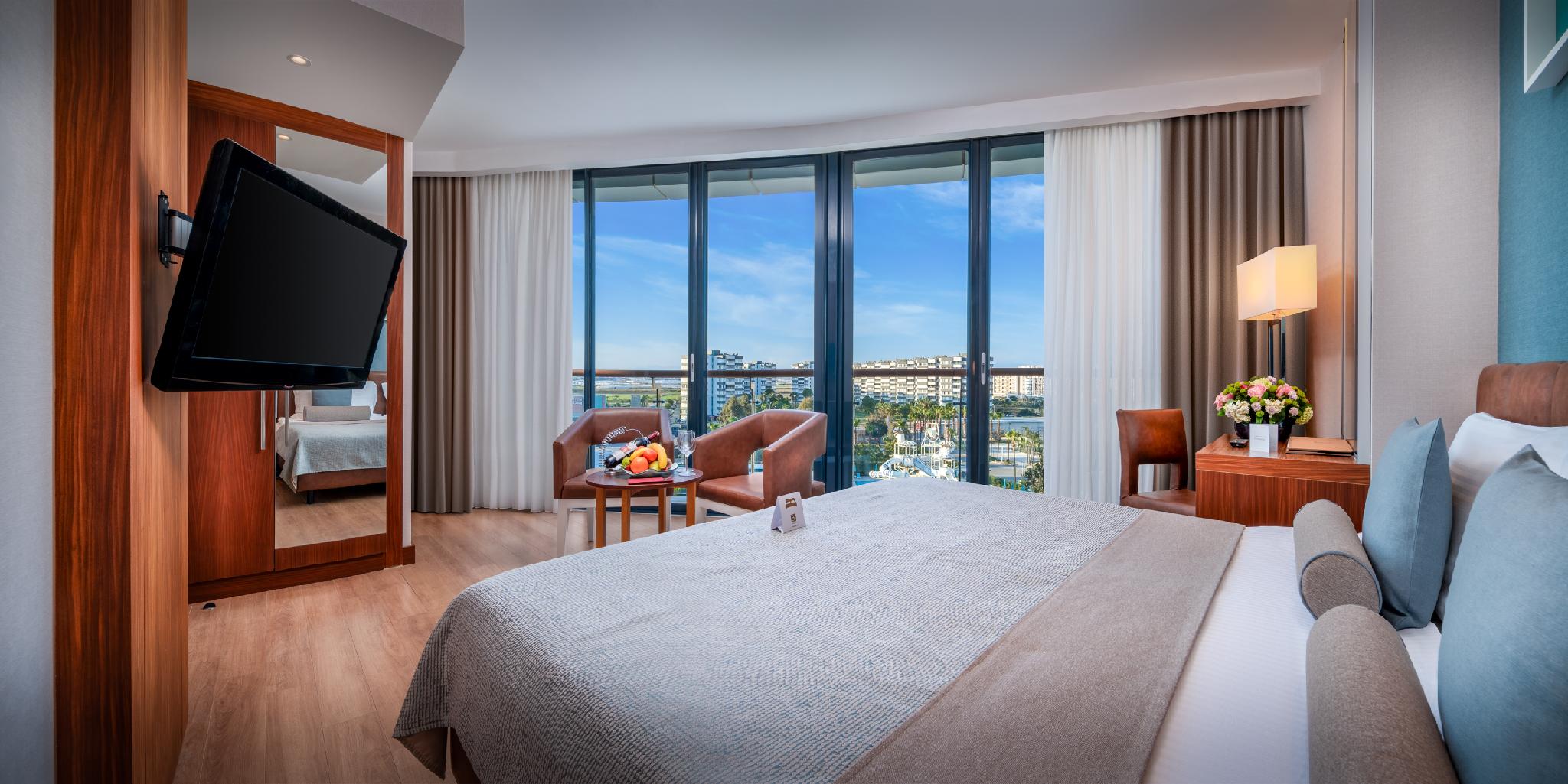FAMILY ROOM LAND VIEW