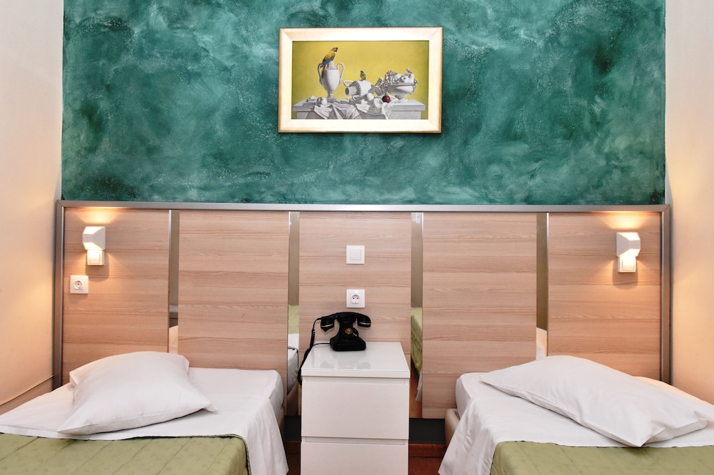 SOCRATES HOTEL 39/44