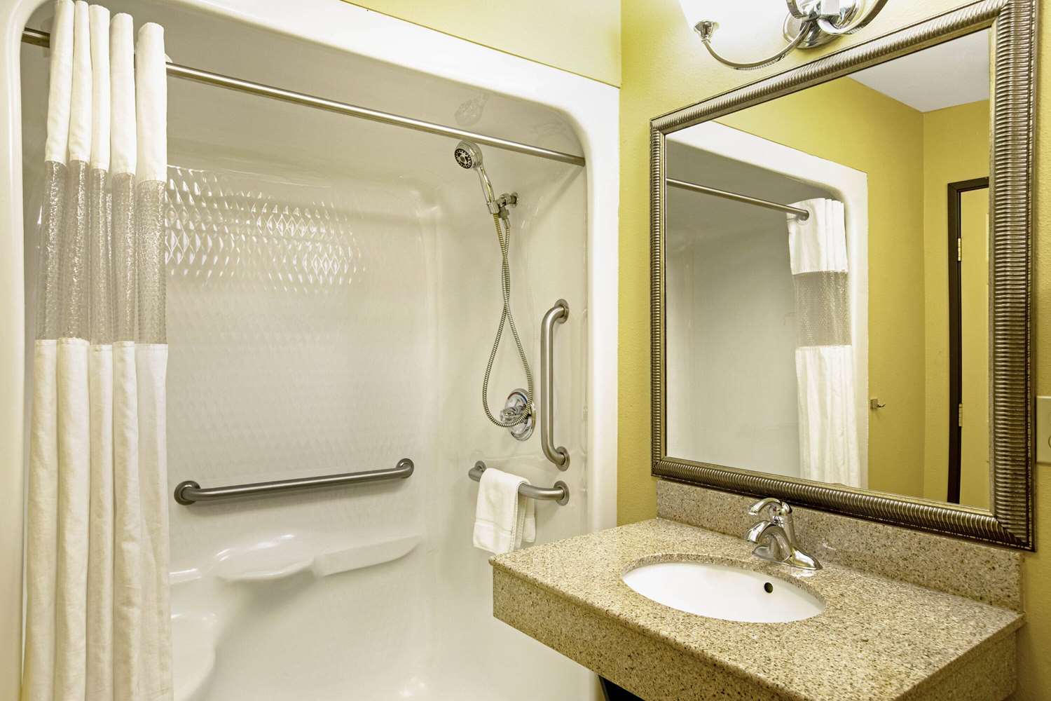 La Quinta Inn & Suites by Wyndham Tulsa Airpt / Expo Square 30/35