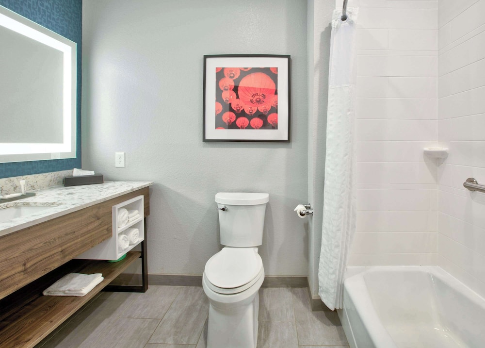 La Quinta Inn & Suites by Wyndham Dallas/Fairpark 39/40