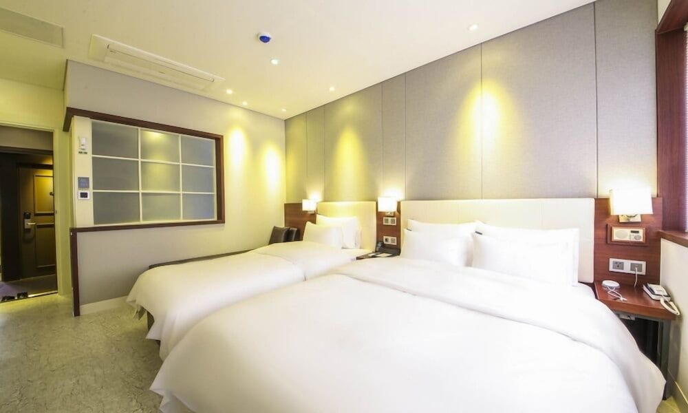 Brooks Hotel 18/50