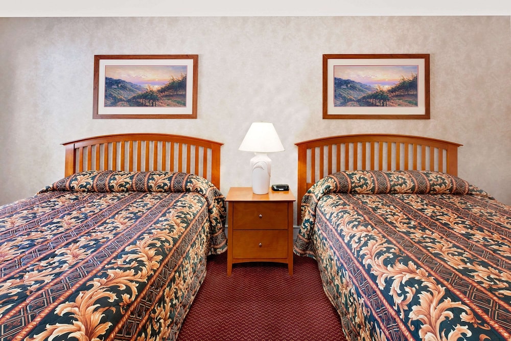 Super 8 by Wyndham Traverse City 8/21