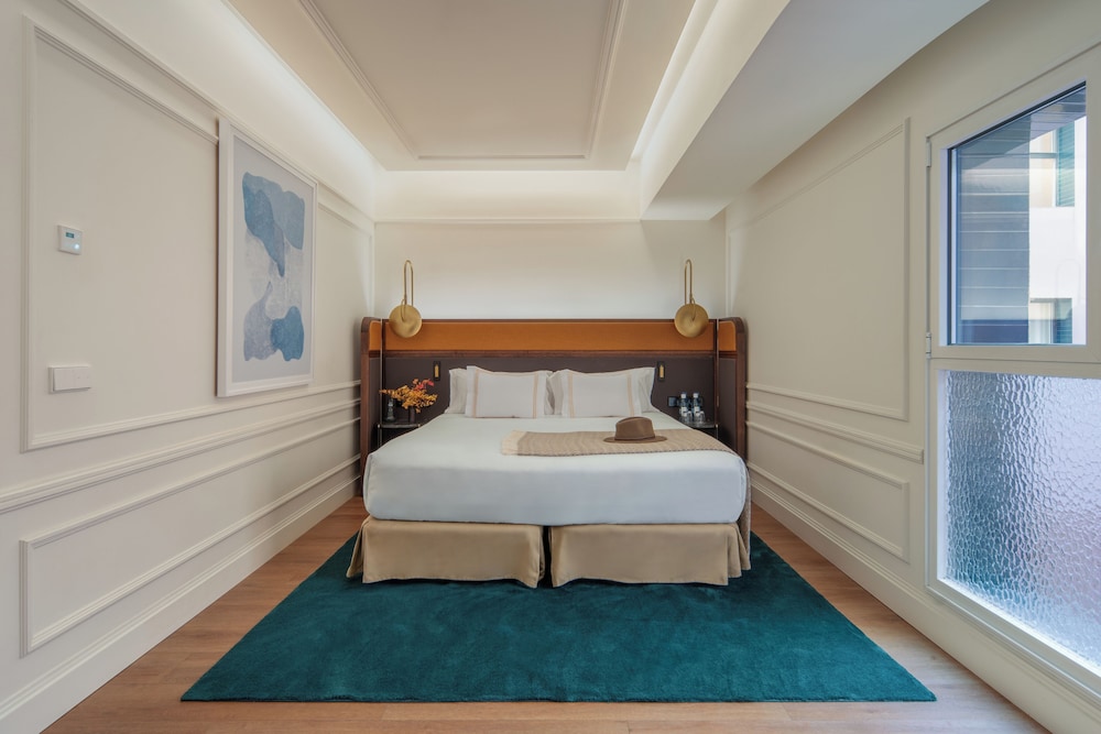 INTERIOR, SINGLE, DOUBLE BED