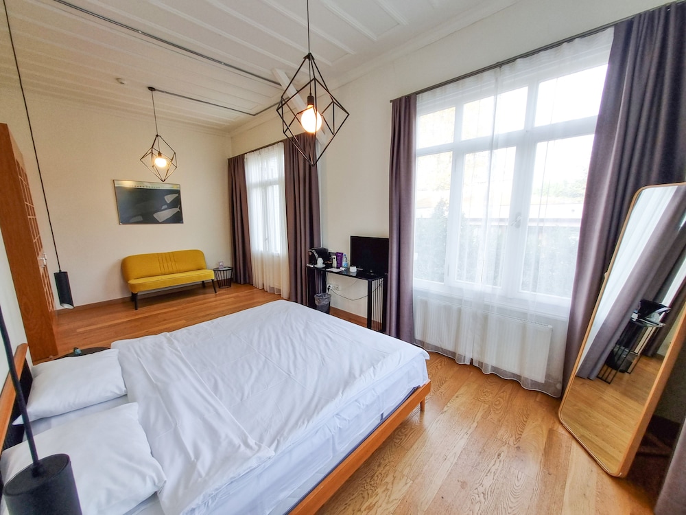 Suite, Balcony