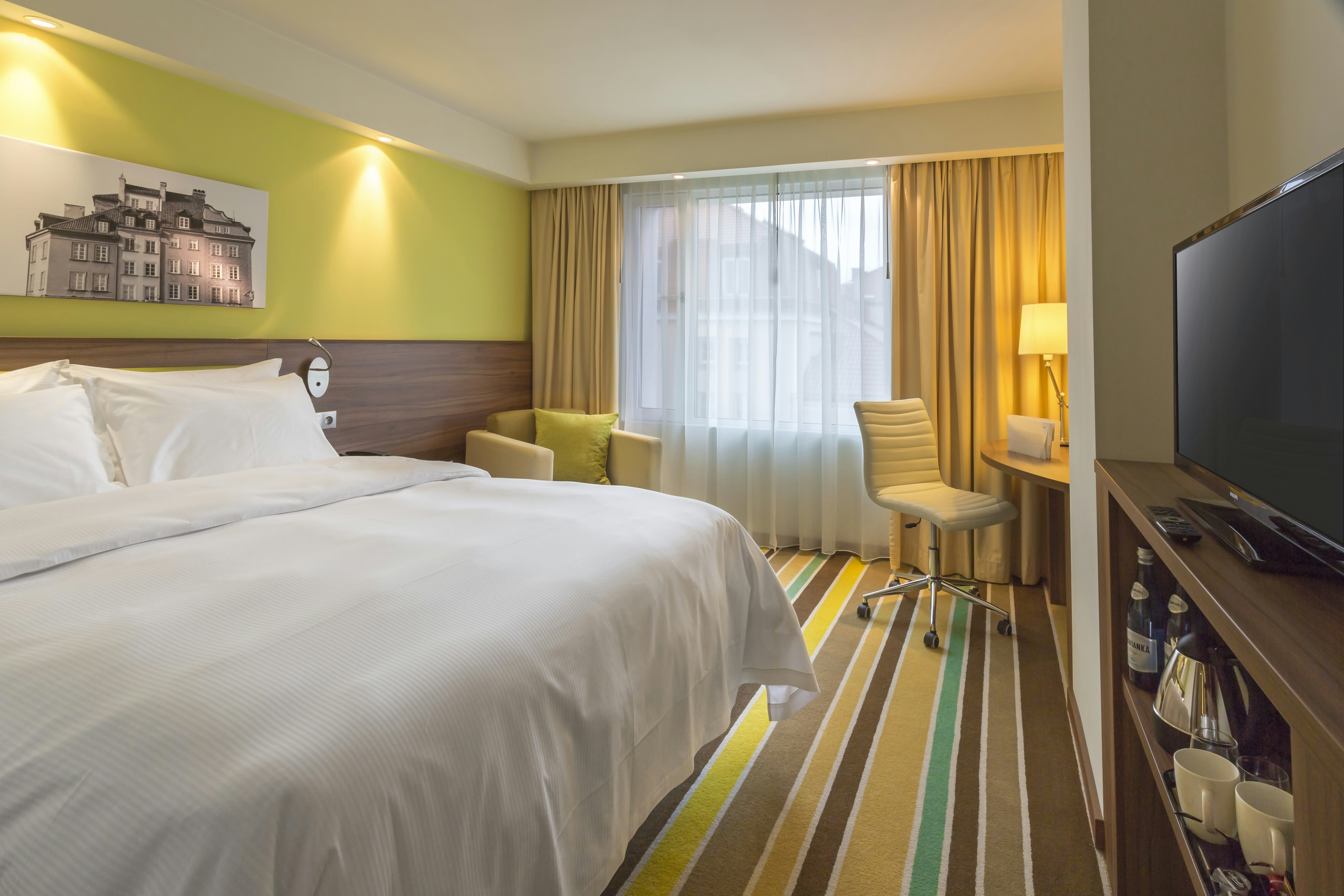 ROOM, QUEEN BED