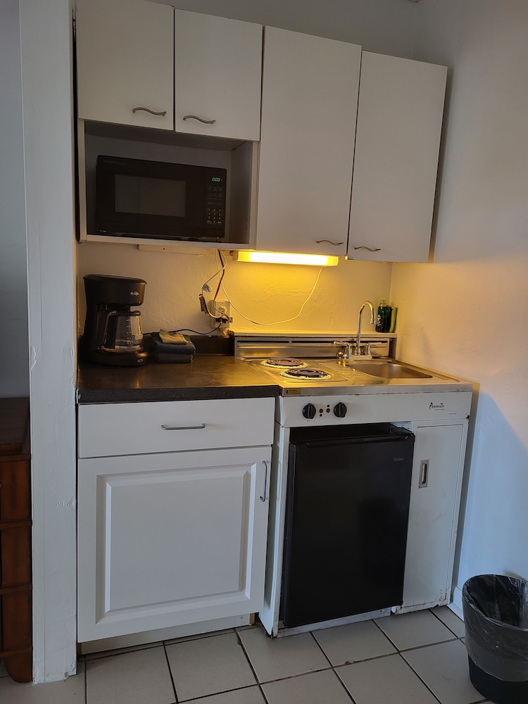 Green Island Inn 6/50