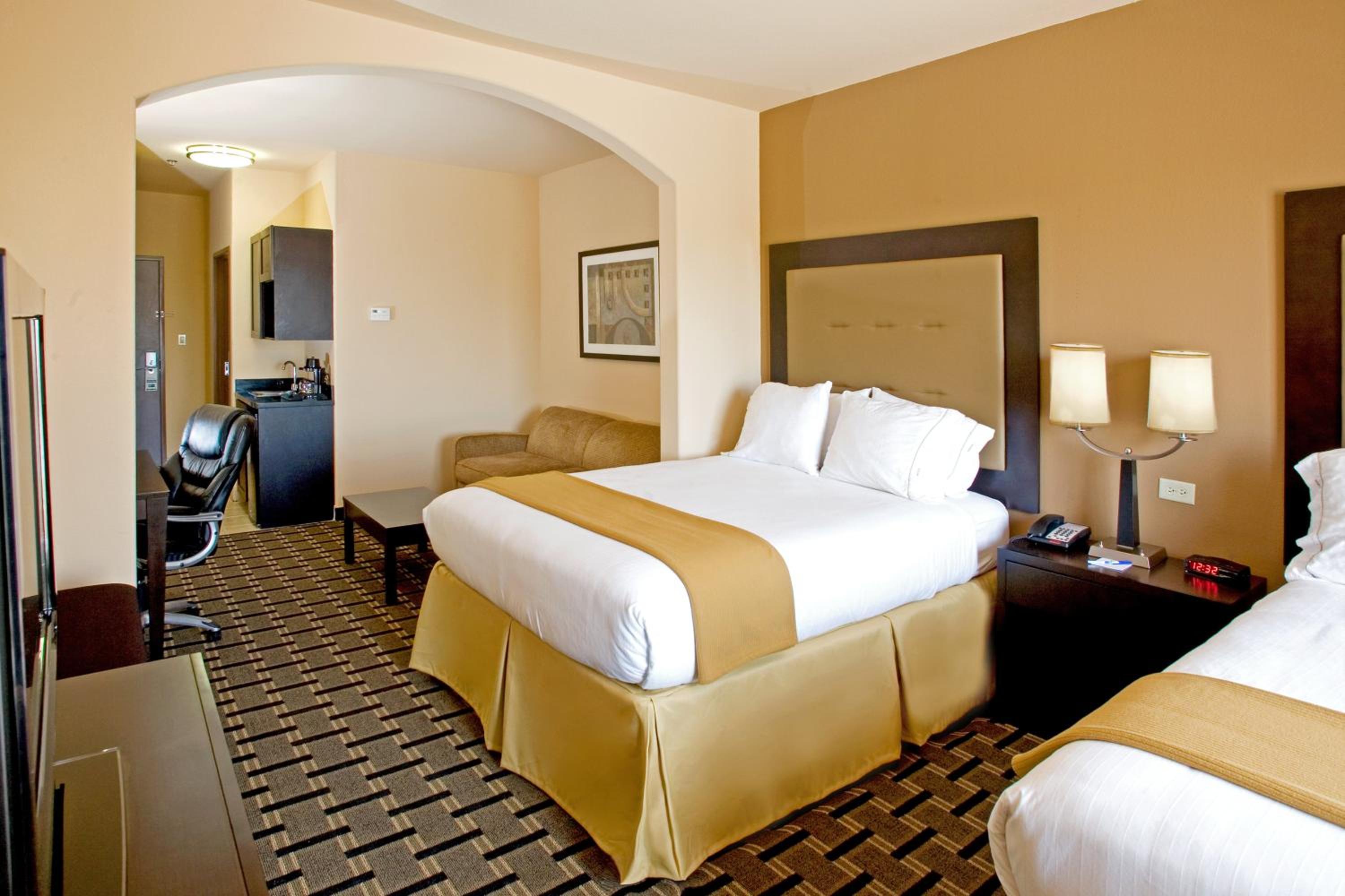 جناح ديلوكس لذوي الإعاقة، Holiday Inn Express Suites Beeville 6/10