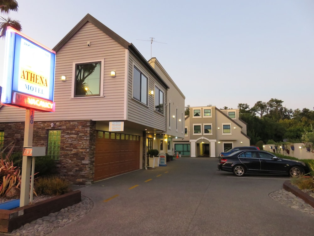 Athena Motel & Apartments 38/48