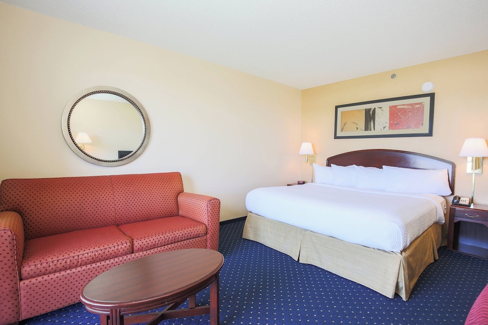غرفة بسرير كينج مع أريكة، Courtyard by Marriott Flint Grand Blanc 8/10