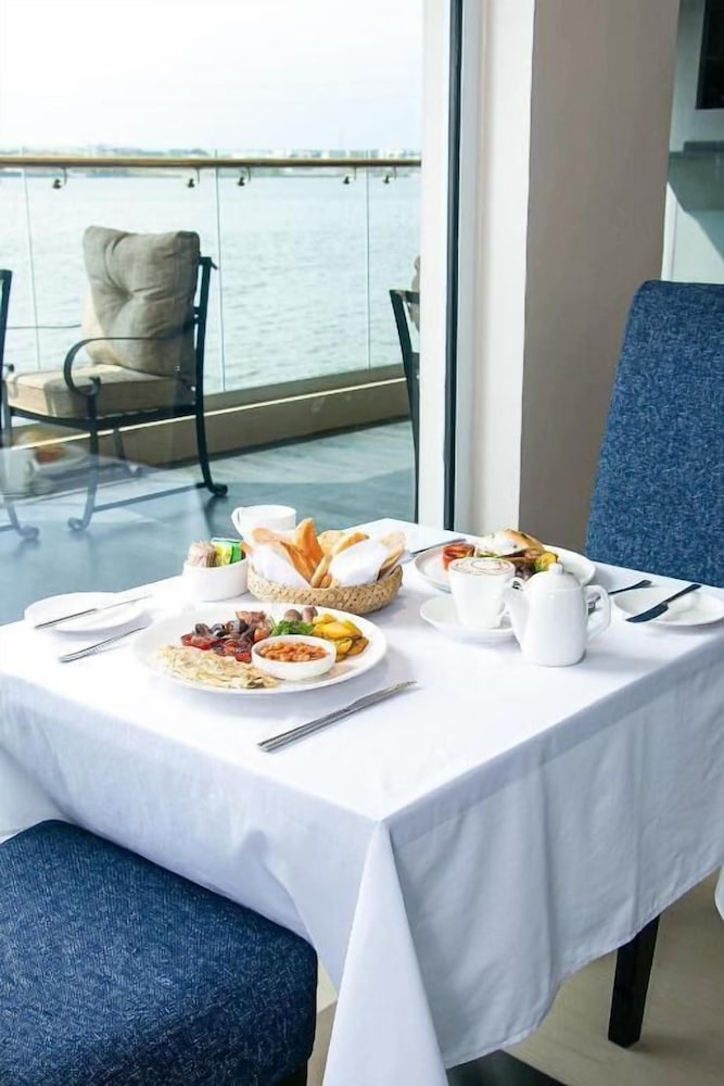 The Yacht Hotel 32/49