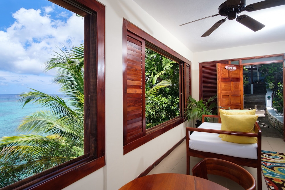 Hibiscus Lodge 7/58