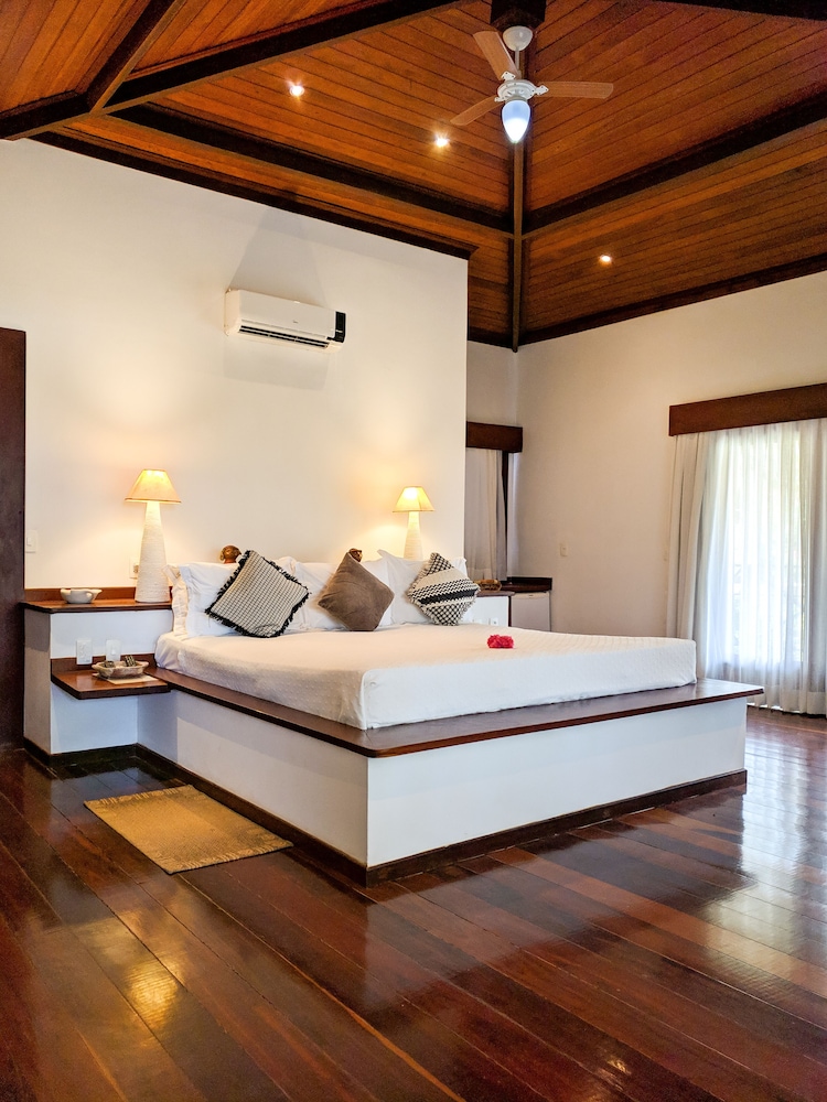 3 BEDROOMS, VILLA, BALCONY