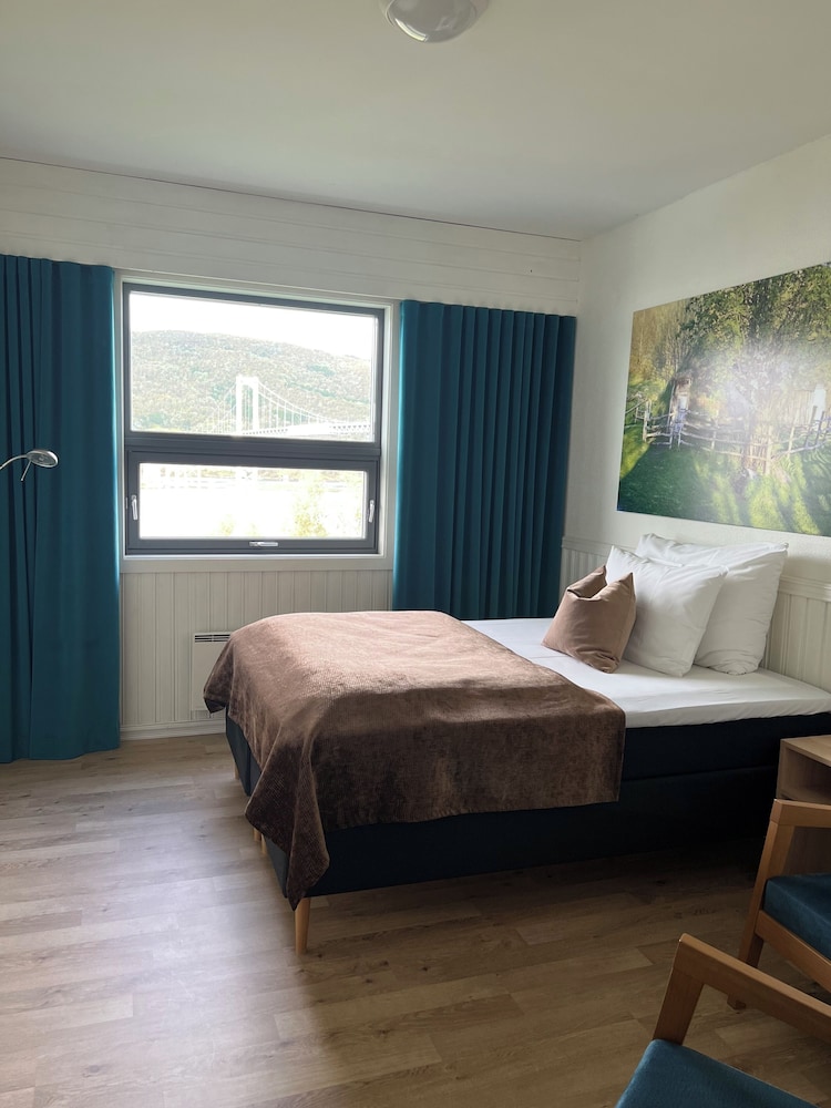 Tjeldsundbrua Hotel 10/50