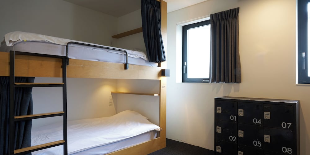Female Dorm, Female Only, 6 People
