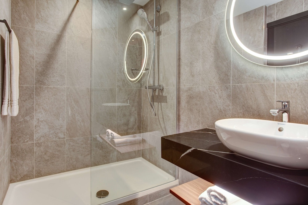 Radisson Red London Heathrow 16/64