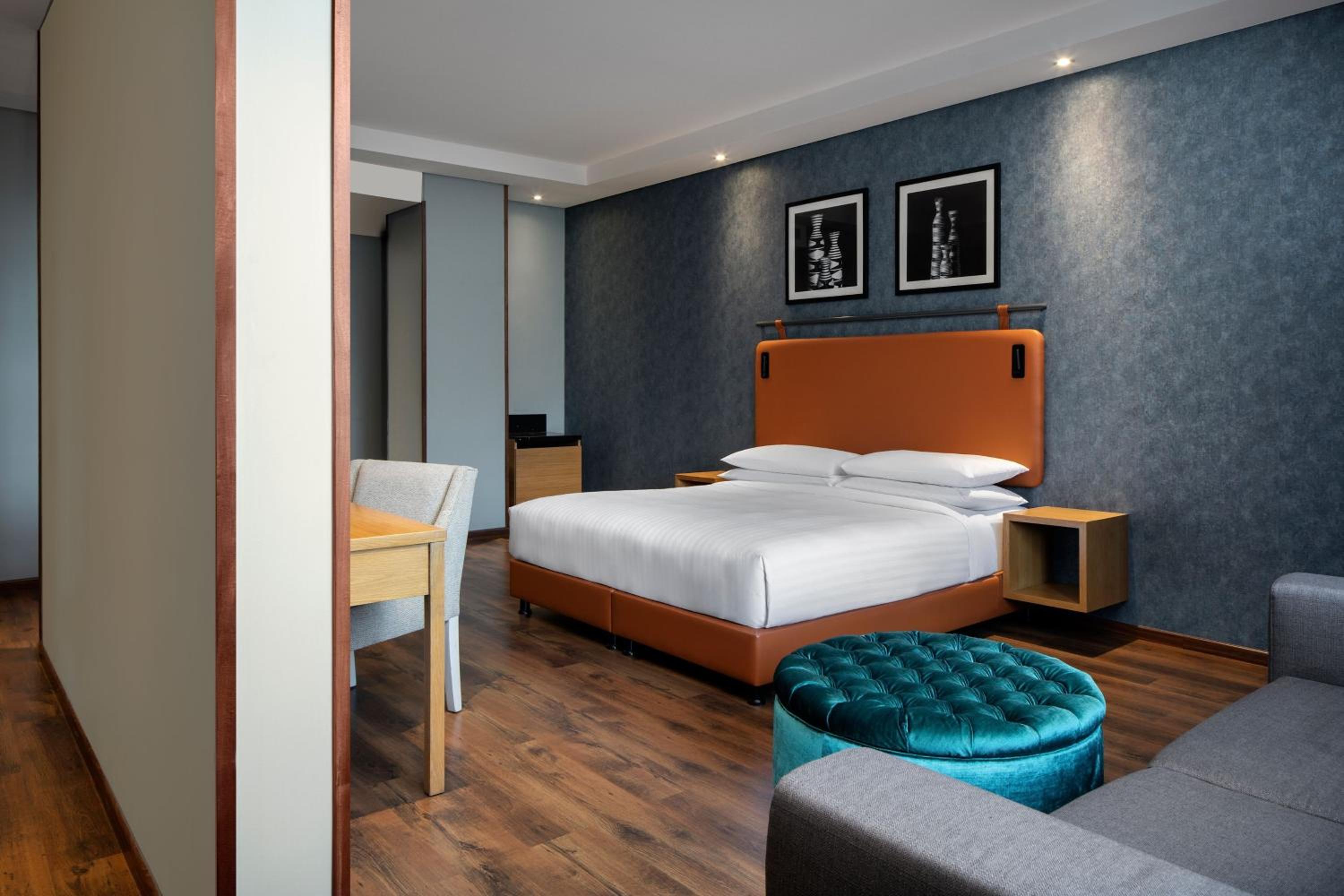 Junior Suite, King Bed, Inland View
