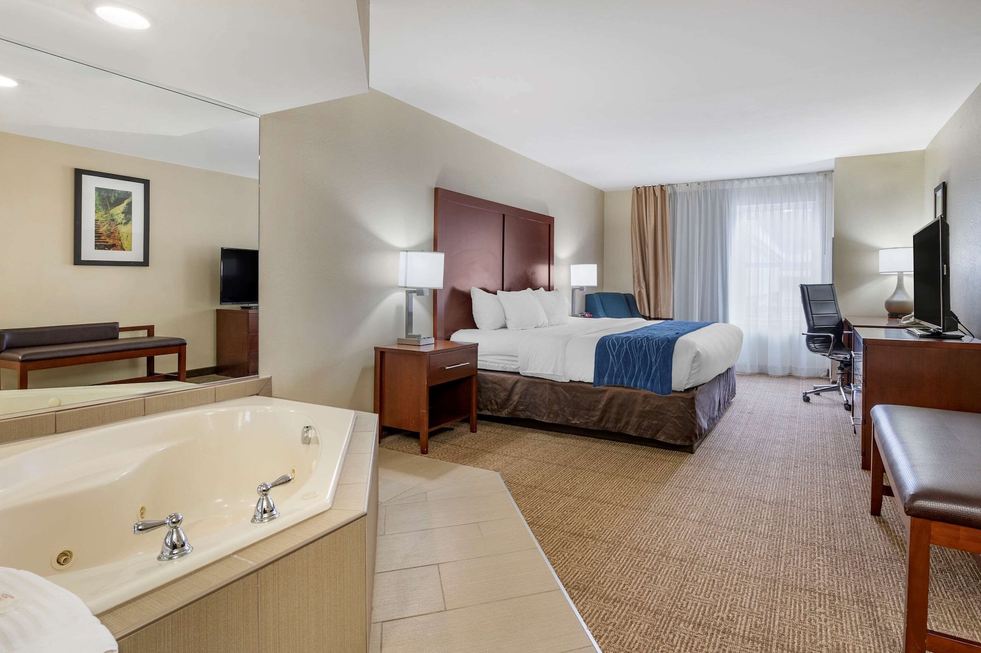 جناح استوديو بسرير كينج بحوض جاكوزي، Comfort Inn & Suites Northern Kentucky 4/4