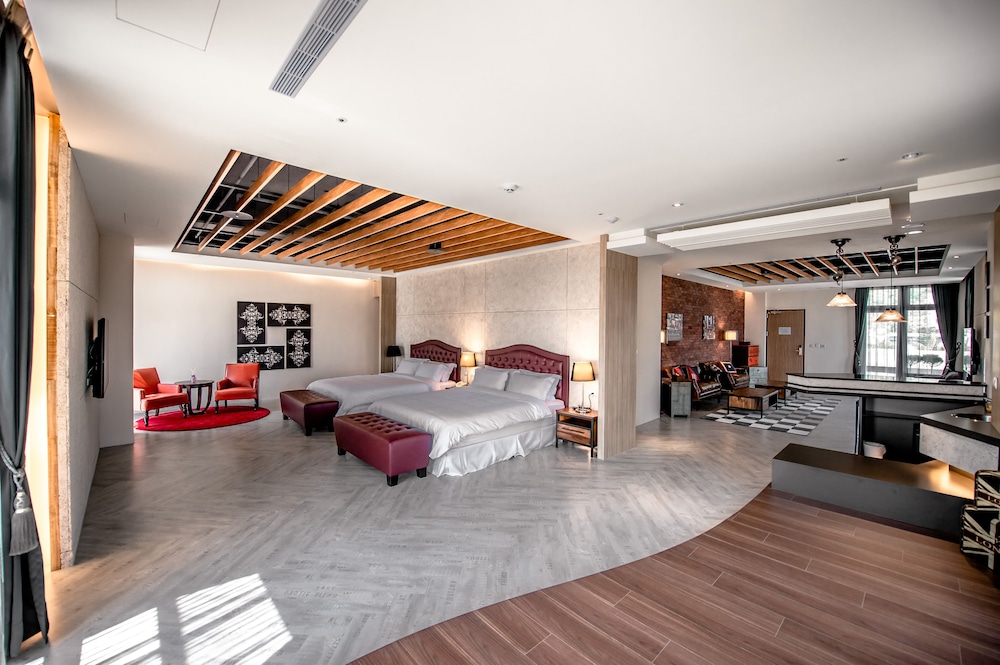No.9 Hotel 8/76
