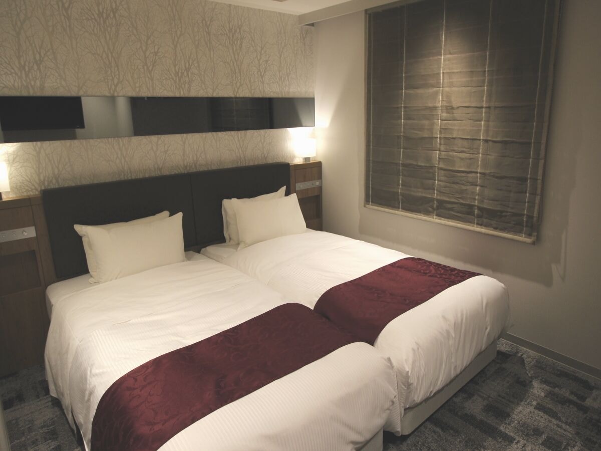 Hollywood, Twin Beds, Smoking