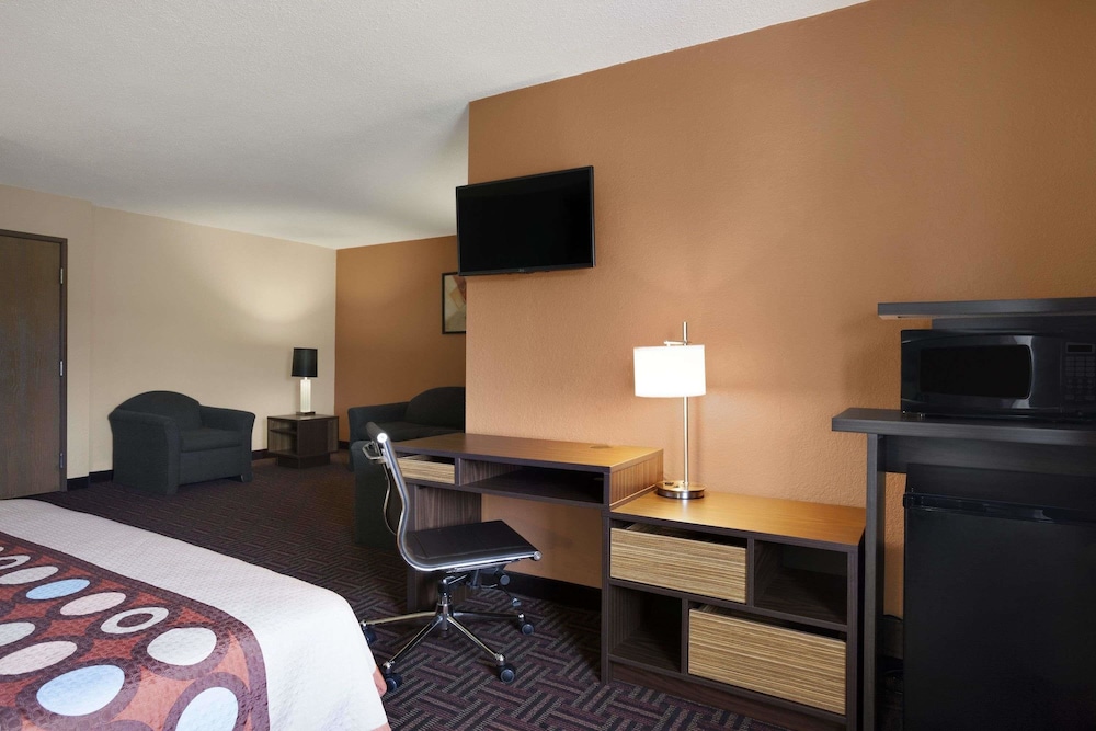 Super 8 by Wyndham Collinsville St. Louis 8/15