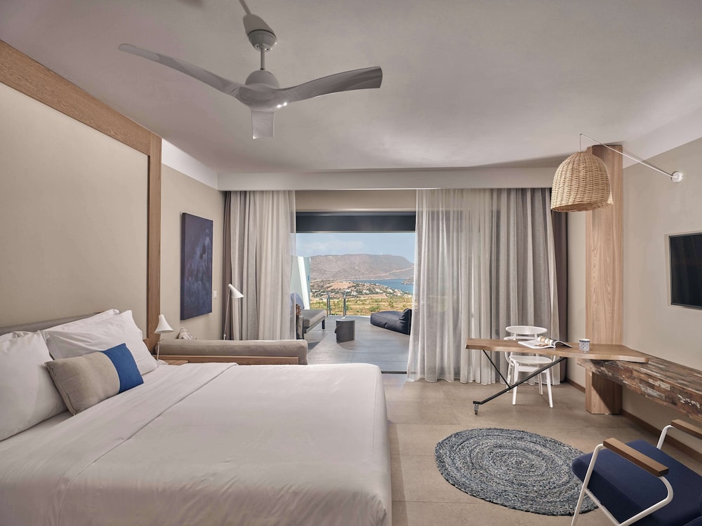 Zen, Junior Suite, Queen Bed, Shared Pool
