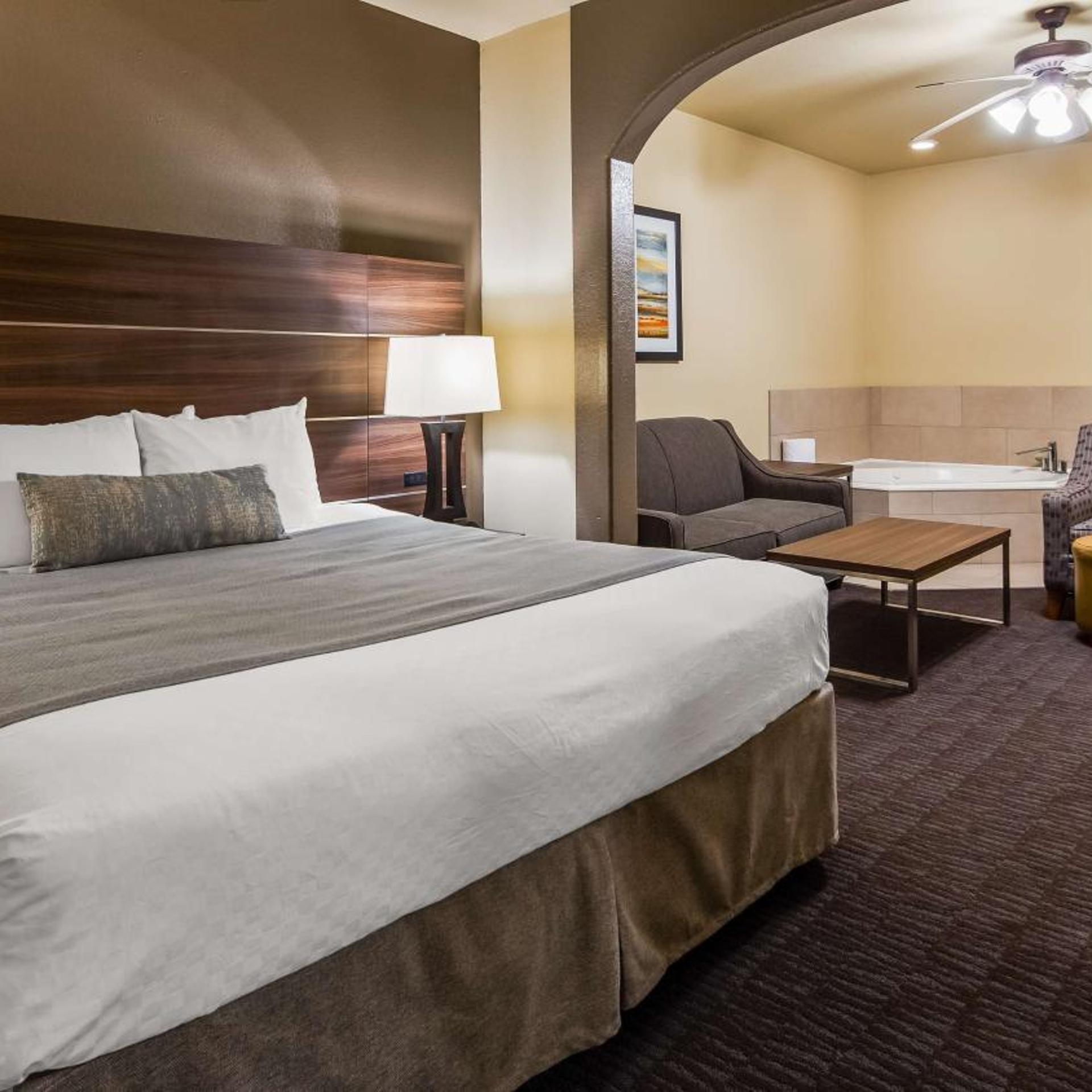 Suite, King Bed, Accessible