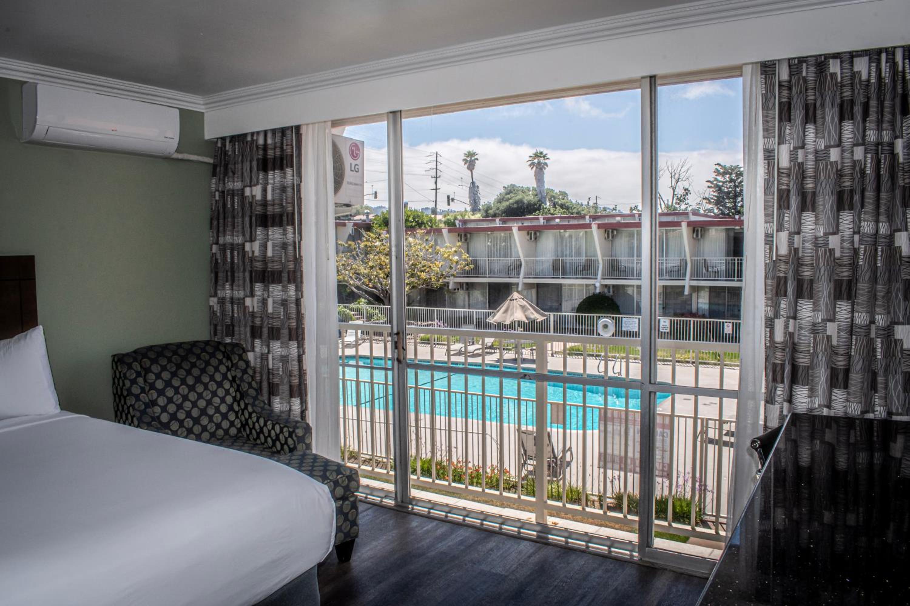 غرفة بسرير كينج وسريرين كوين، Travelodge By Wyndham Monterey Bay 7/10