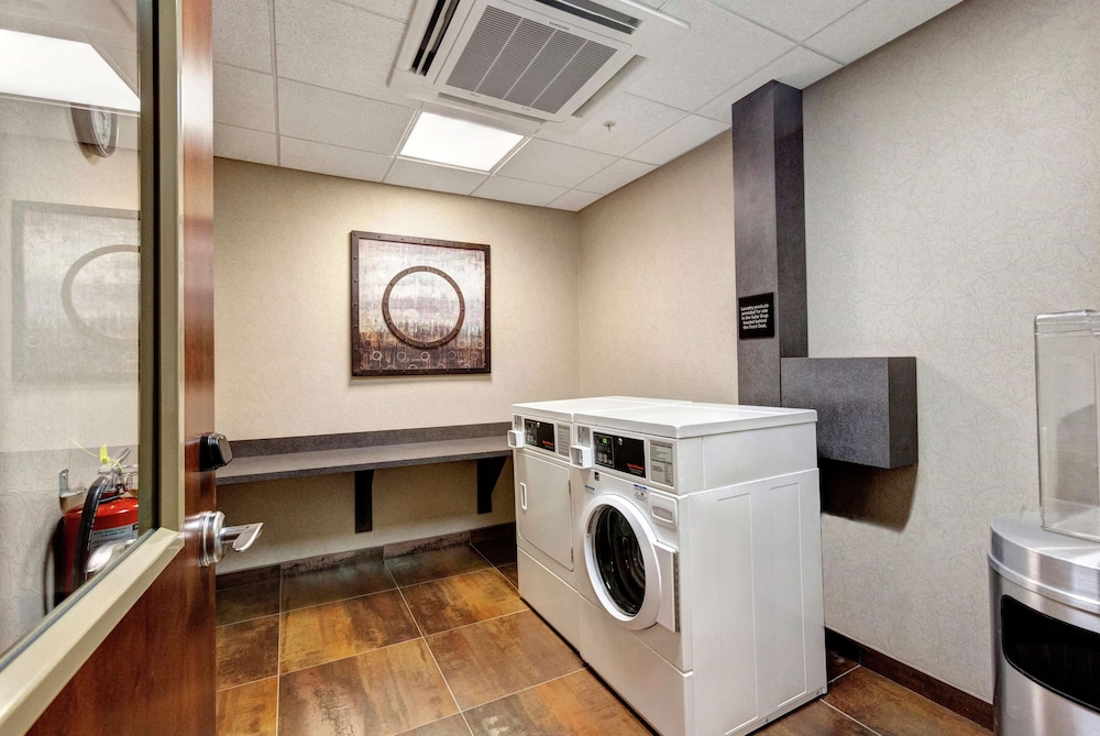 HAMPTON INN NEPTUNE/WALL 47/54