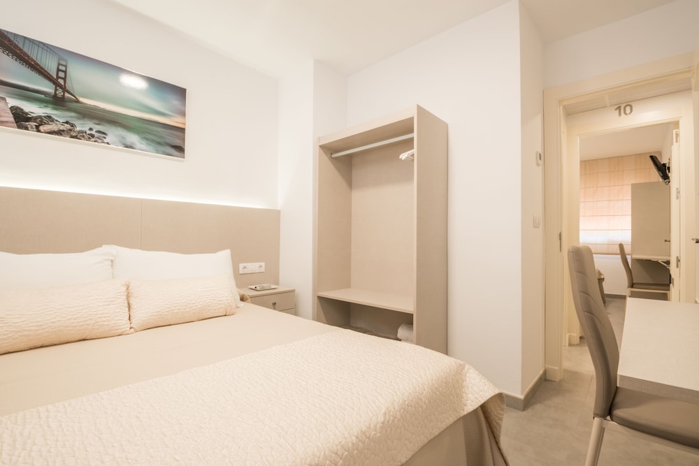 ROOM, DOUBLE BED, SMALL