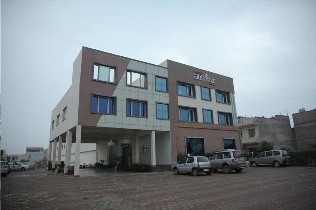 HOTEL ADITYAZ 40/41