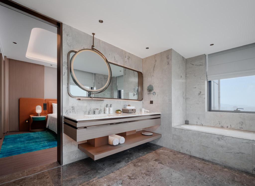 Grand Mercure Wuxi Huishan 49/76