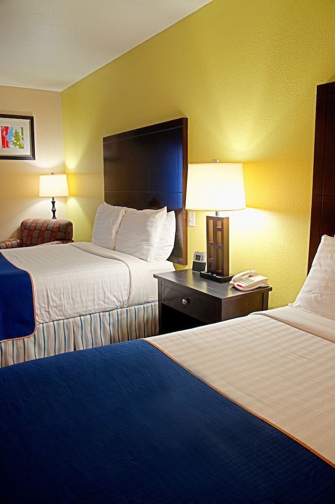 Super 8 by Wyndham Irving/DFW Apt/North 7/25