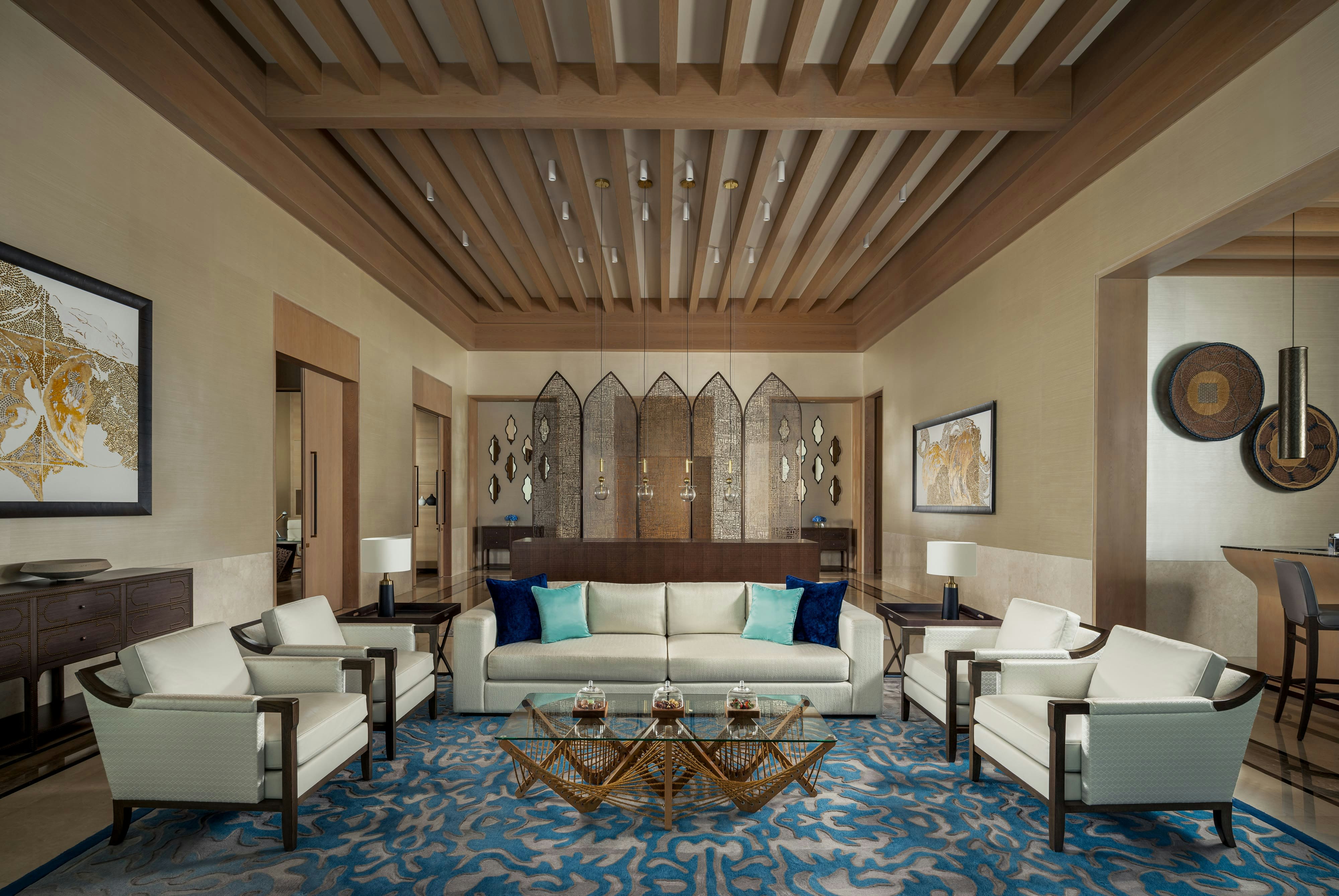 ROYAL, SUITE