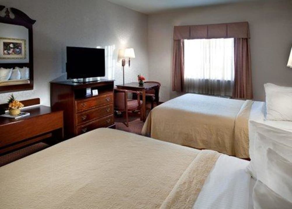 Quality Inn and Suites Near University 8/39