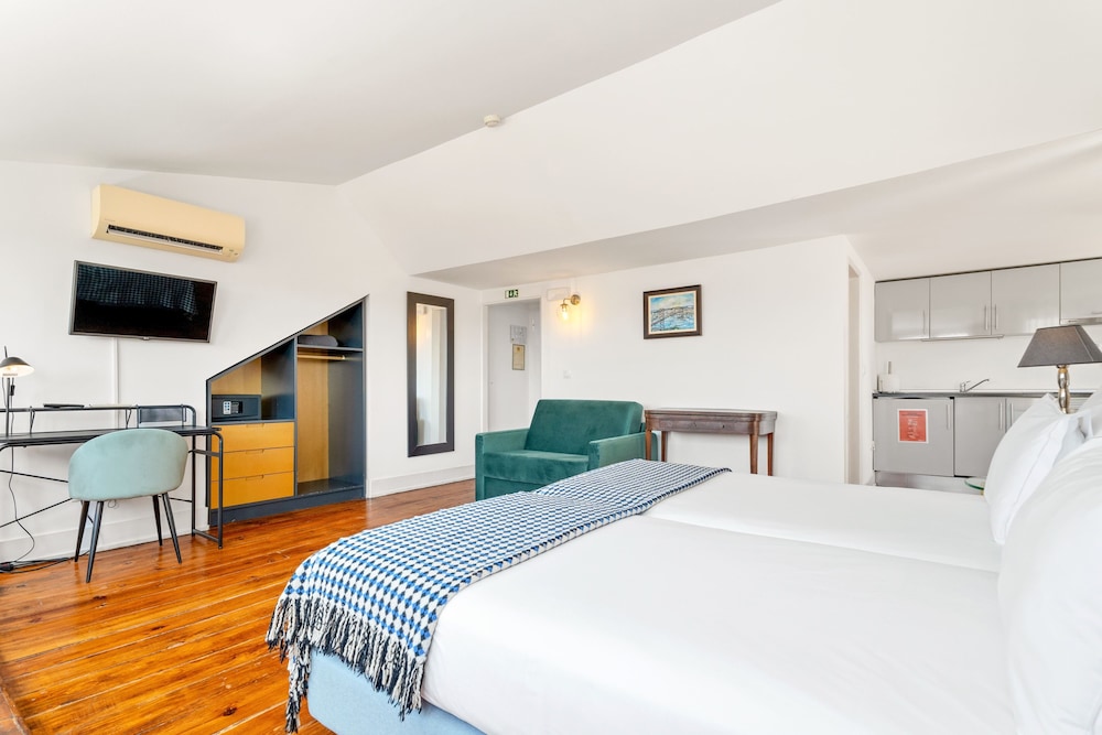 ROOM, TRIPLE