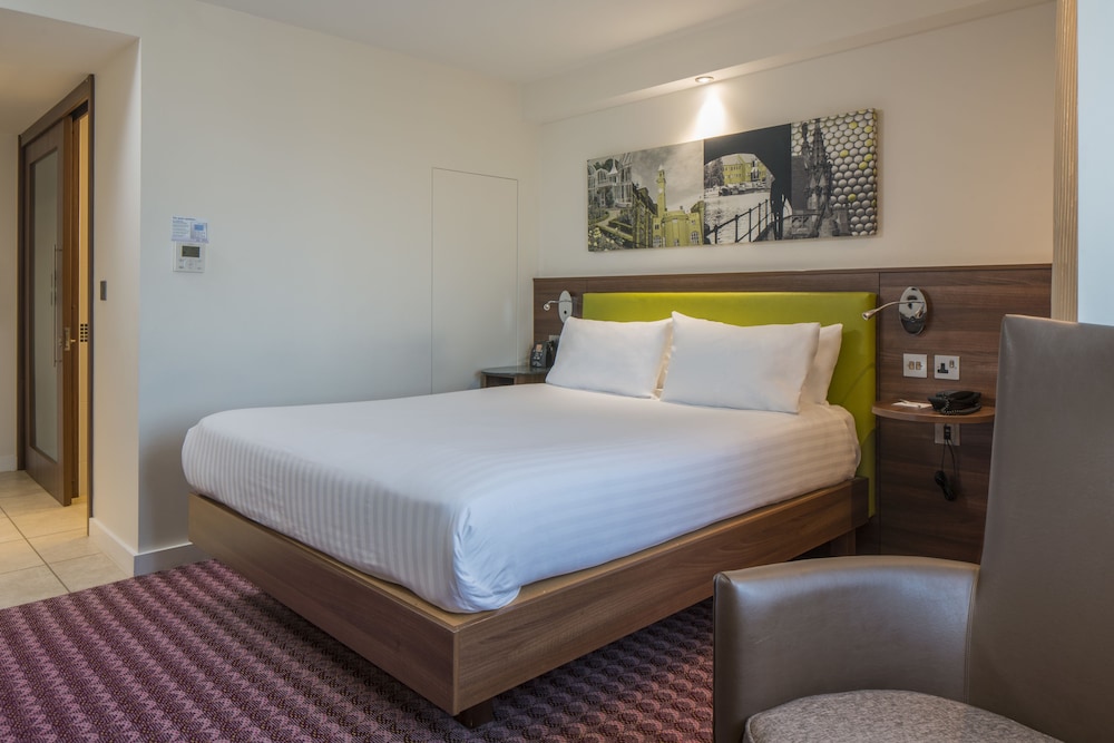 ROOM, QUEEN BED